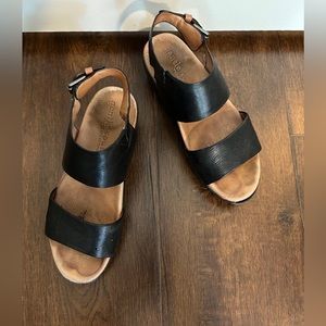 Gentle Souls by Kenneth Cole black and tan Sandals size 7